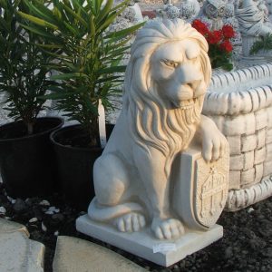 Magyar címert tartó kő oroszlán